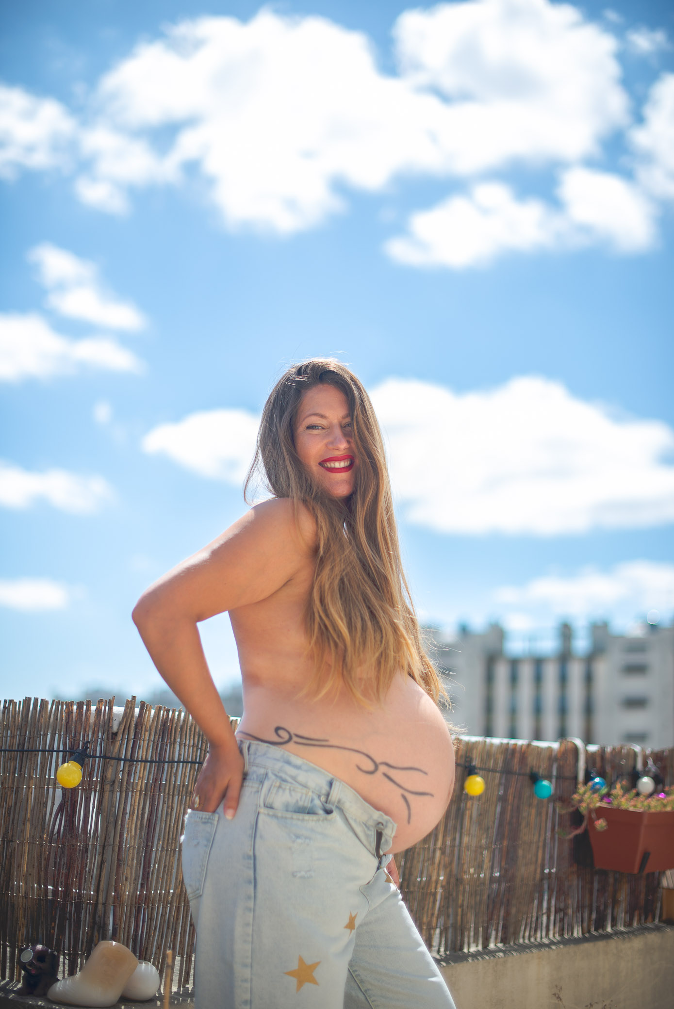 Réaliser ses photos de grossesse soi-même : guide DIY