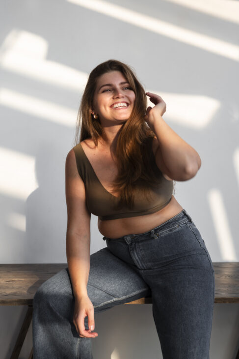 Comment composer une garde-robe grande taille inclusive